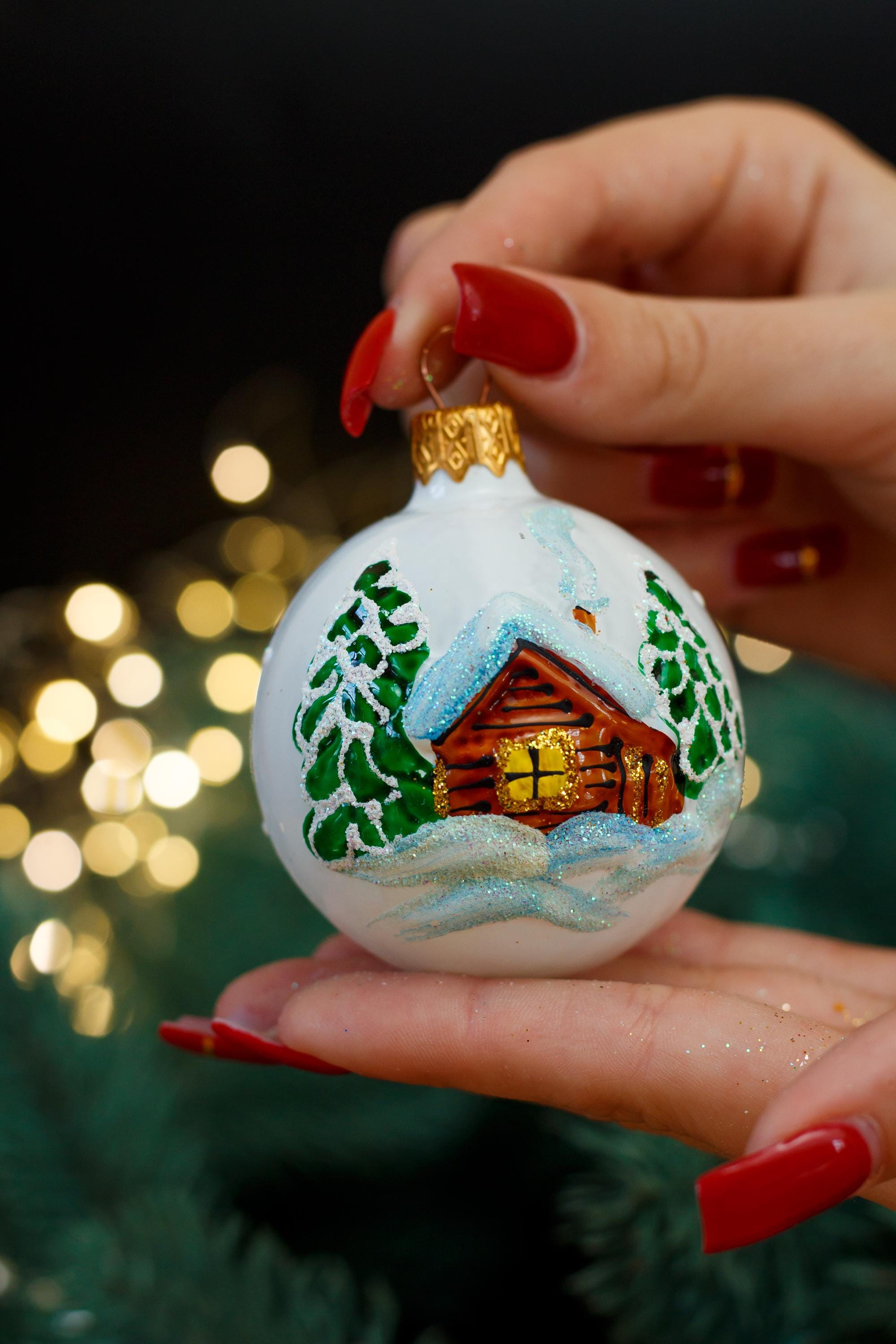 小屋付きホワイトボール、手描きのクリスマスガラスオーナメント