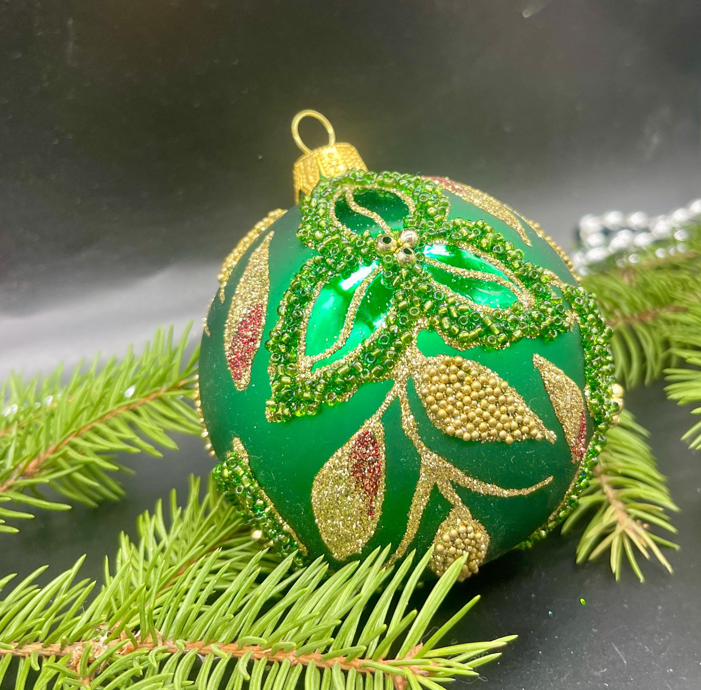 葉っぱの付いたボール、手描きのクリスマスガラスオーナメント