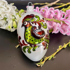 Handbemaltes Glas Osterei mit Hahn Ornament, Osterdekoration, Ukrainische Volkskunst, Festliche Dekoration, einzigartiges Ostergeschenk