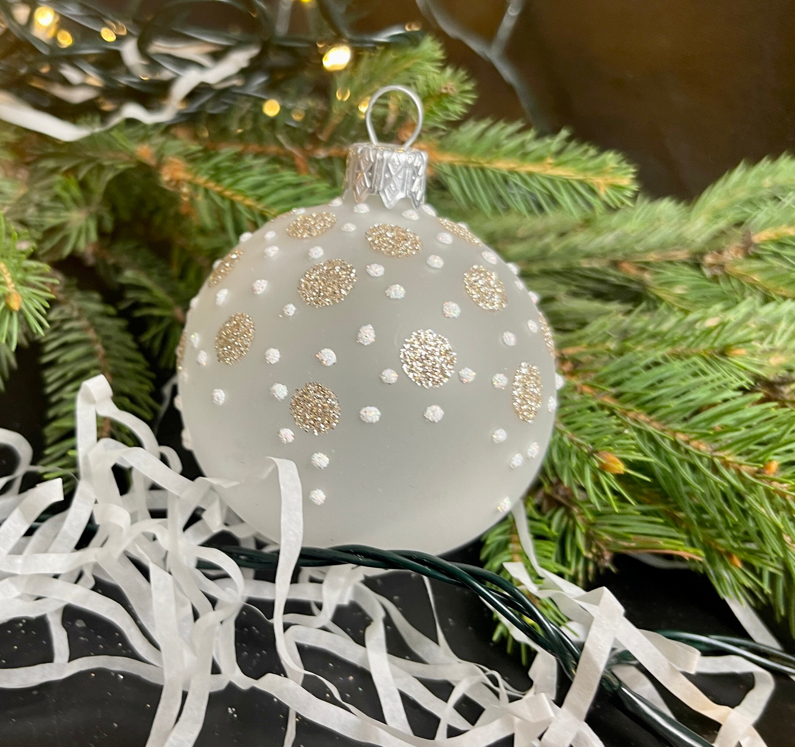 ホワイトクリスマスガラスボール 2.4インチ、カスタム手描き