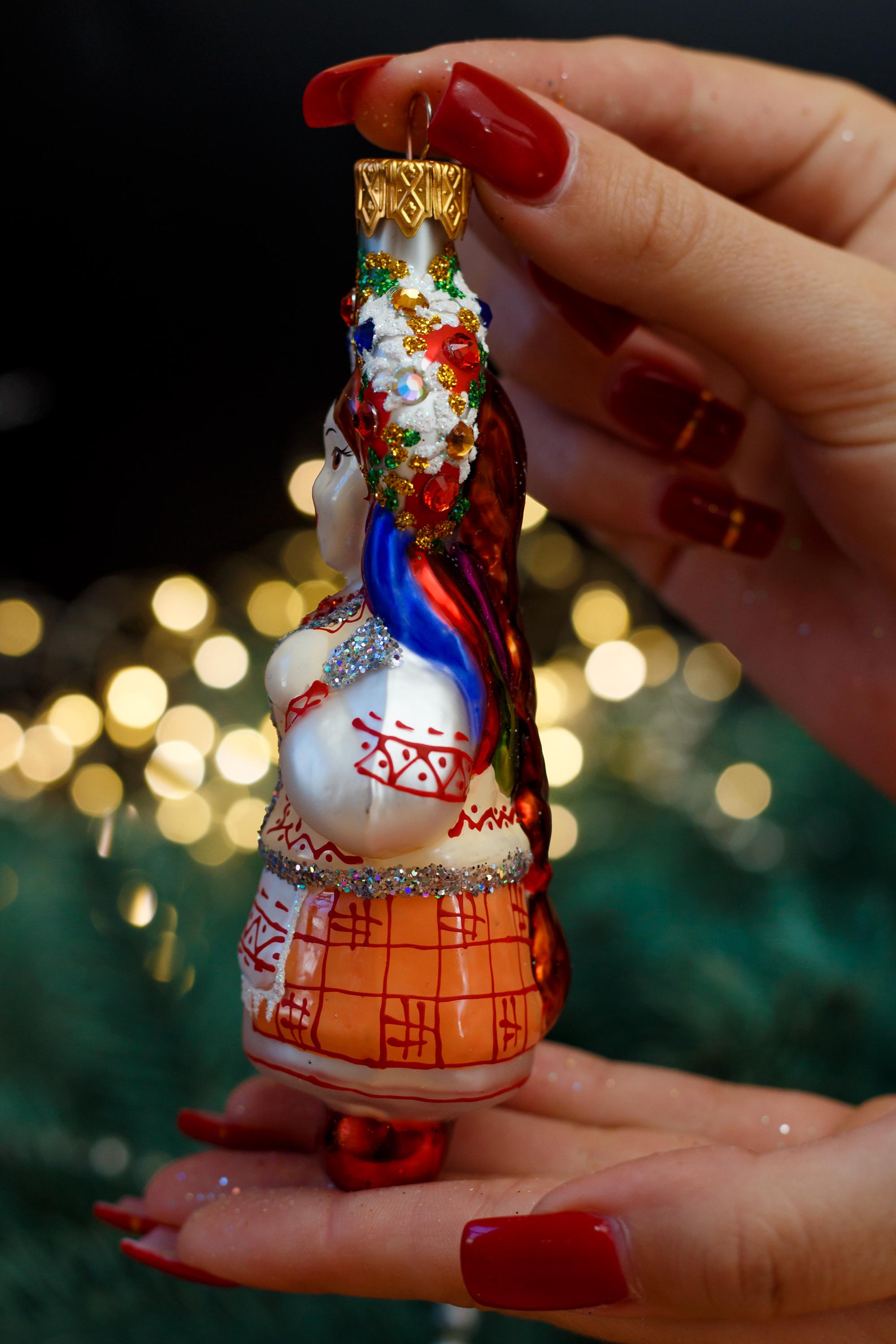 ウクライナの女の子のクリスマスガラスオーナメント、吹きガラスの