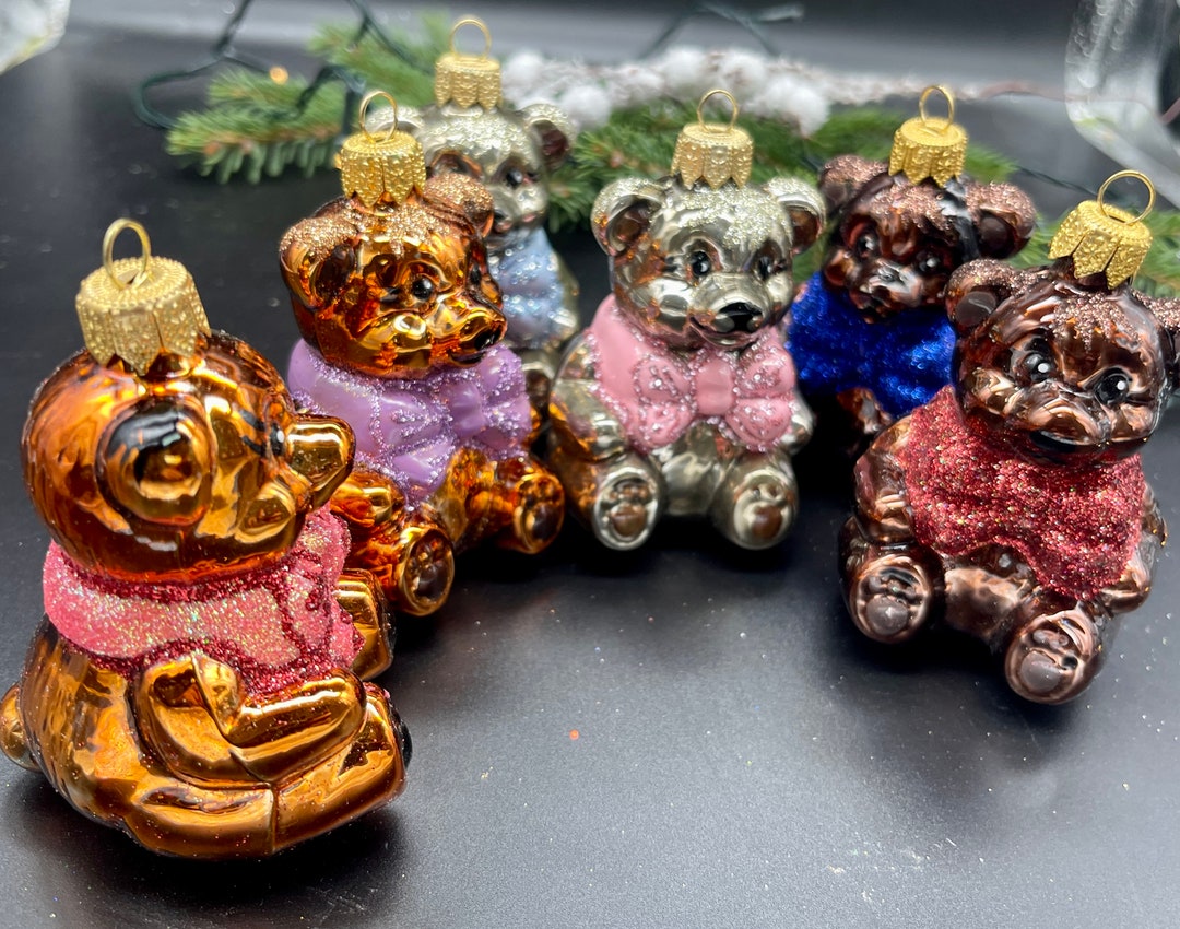 8匹のクマとリボンのガラス製クリスマスオーナメント、手描きの