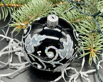 黒と葉の手描きクリスマスガラスオーナメント、手作りクリスマスツリー