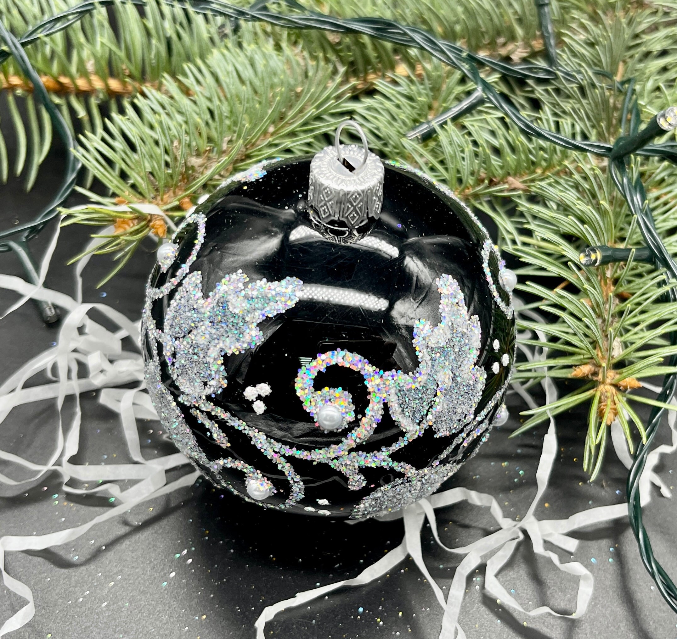 黒と葉の手描きクリスマスガラスオーナメント、手作りクリスマスツリー