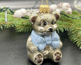 青いリボンのついた小さなクマのクリスマスガラスオーナメント、吹き