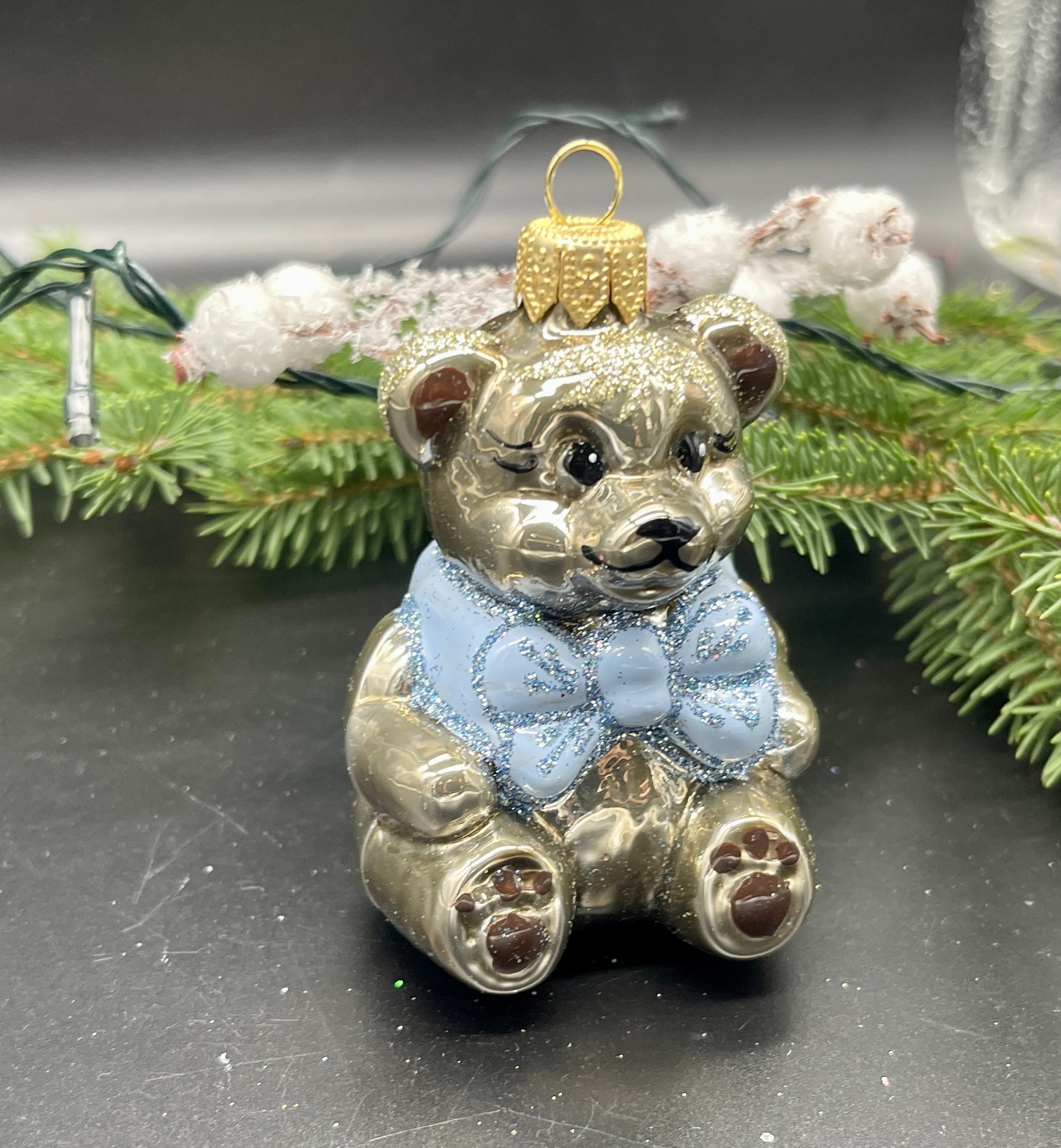 青いリボンのついた小さなクマのクリスマスガラスオーナメント、吹き