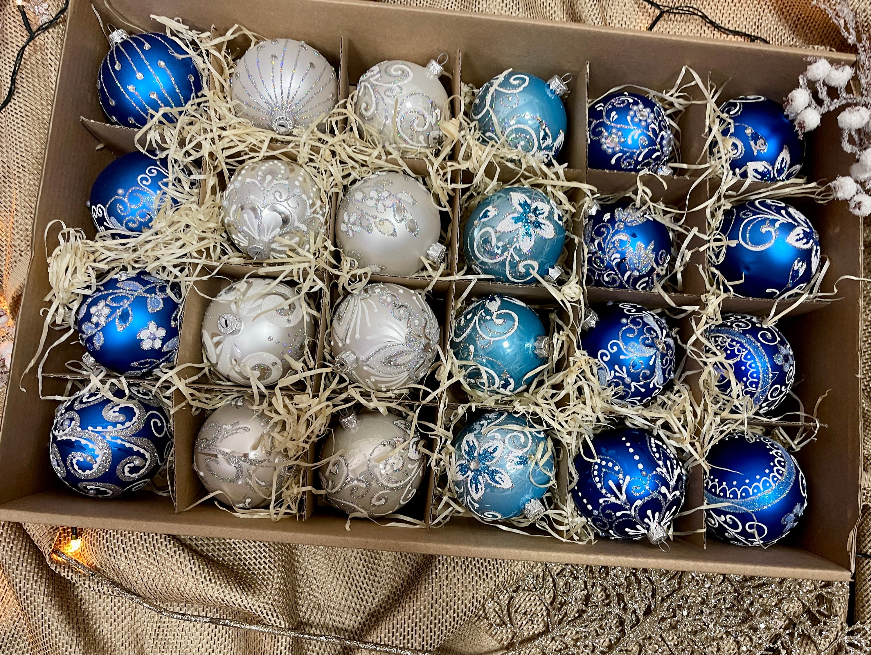 24個のガラス製クリスマスボールオーナメント、青と白の手描き
