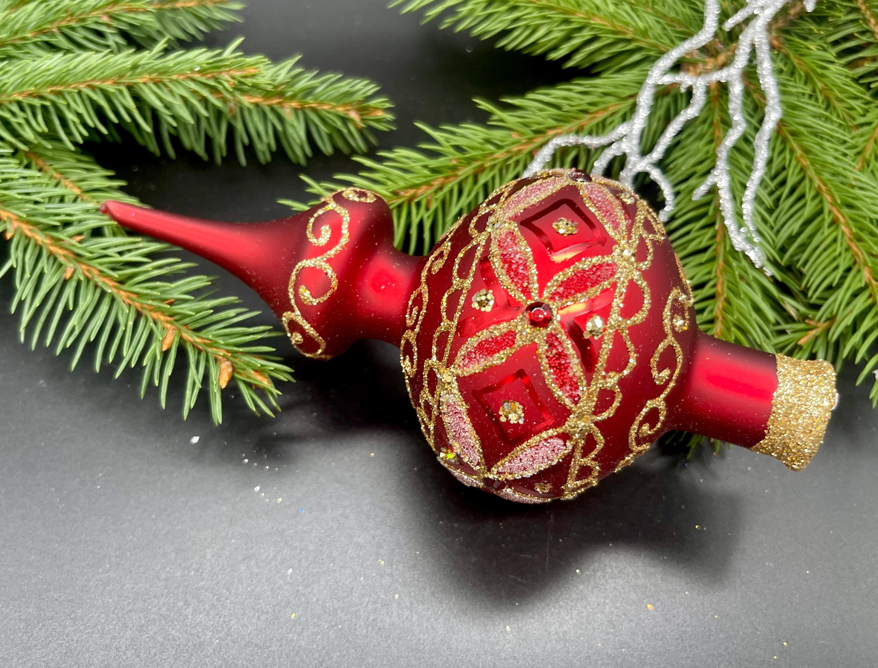 クリスマスツリーのホリデーデコレーション用の赤いクリスマスツリー