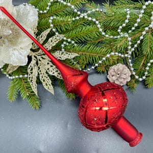 Röd julgranstoppning i glas – Festlig rubinfärgad finial med glitterblommönster