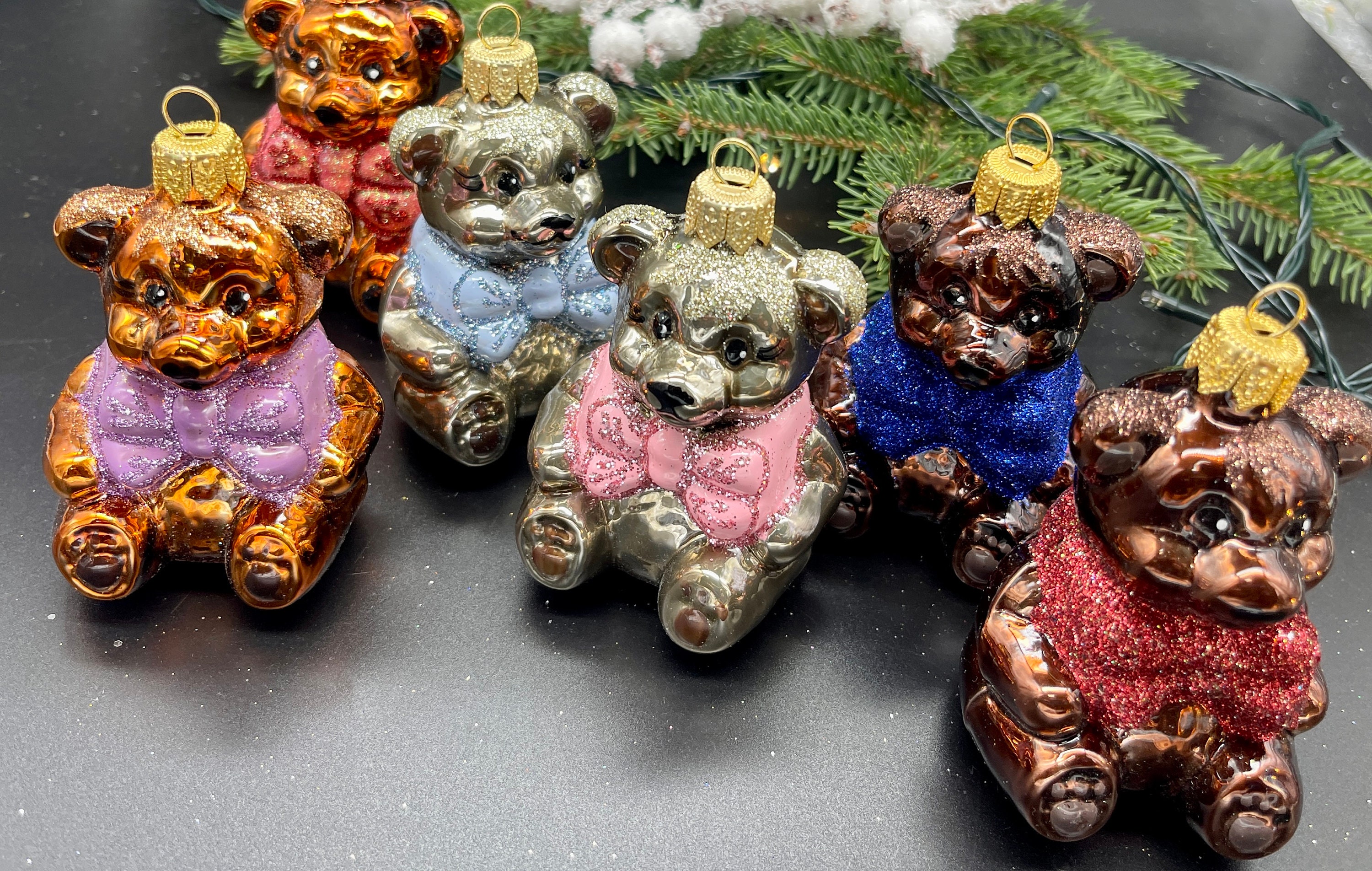 8匹のクマとリボンのガラス製クリスマスオーナメント、手描きの