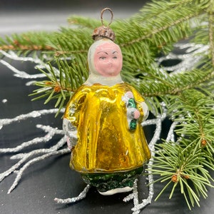 Menina com enfeites de vidro de Natal de brinquedo, Natal vintage, Natal retrô, Natal dos anos 1950, Decoração de inverno, Ideias para presentes, Decoração de feriado, Natal 2025
