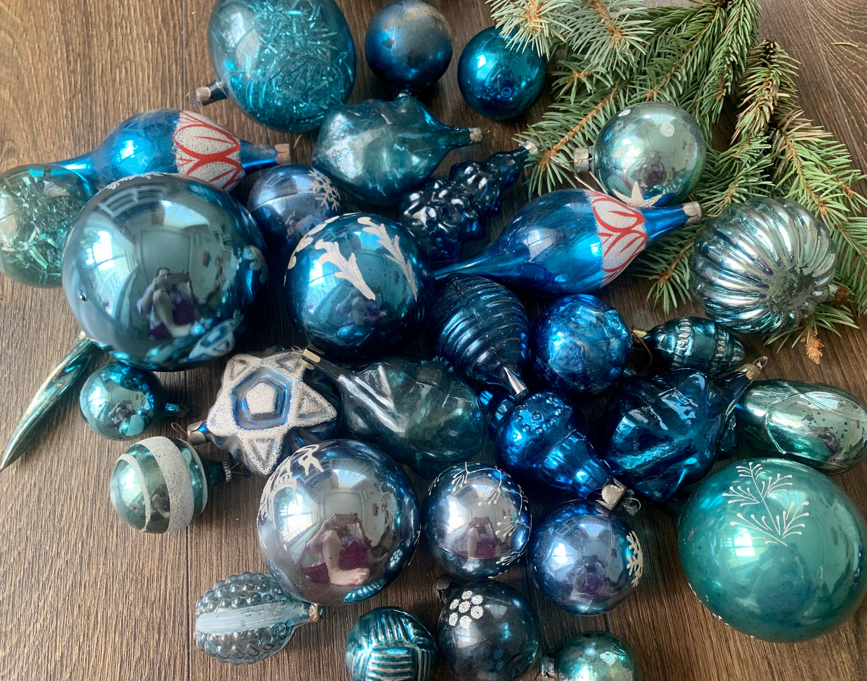 30 種類の淡いブルーのガラス製装飾品、1950 年代のソビエト