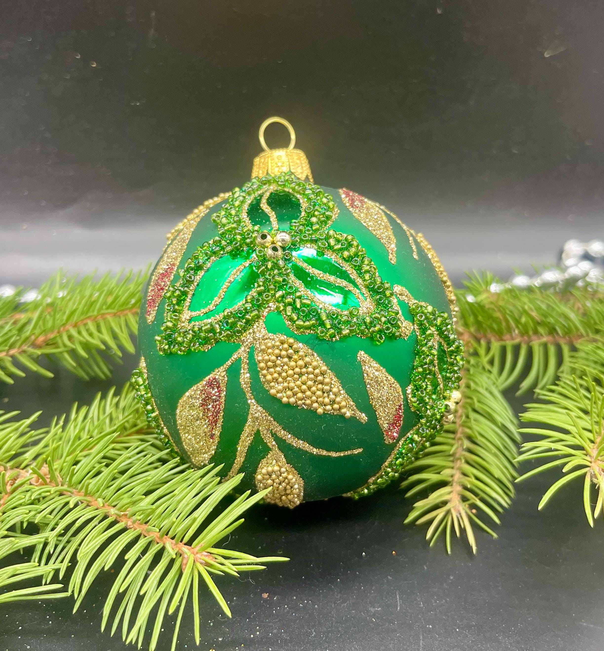 葉っぱの付いたボール、手描きのクリスマスガラスオーナメント