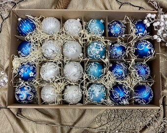 24個のガラス製クリスマスボールオーナメント、青と白の手描き