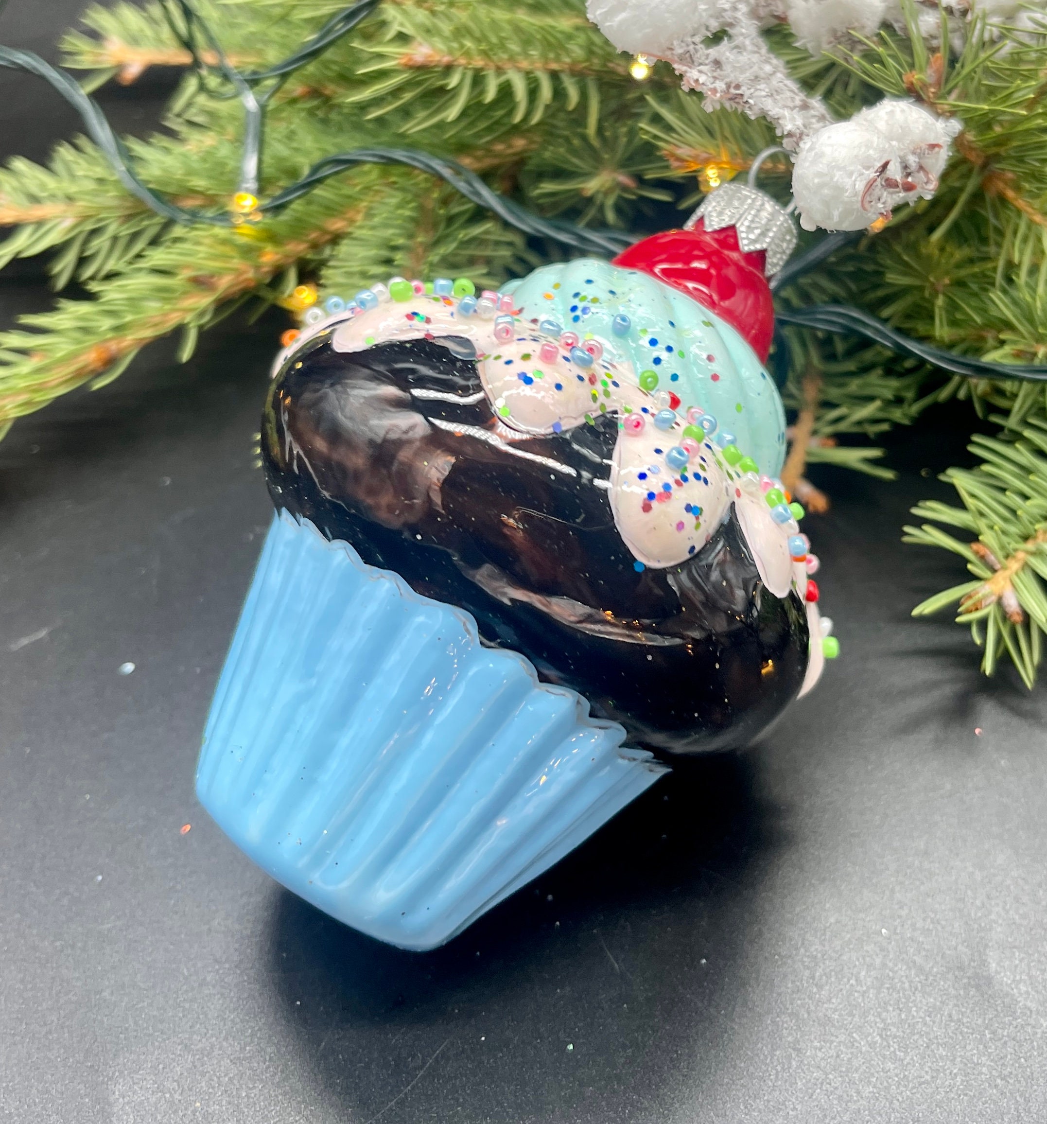 ガラスオーナメント　カップケーキ カップケーキのクリスマスガラスオーナメント、吹きガラスのクリスマス