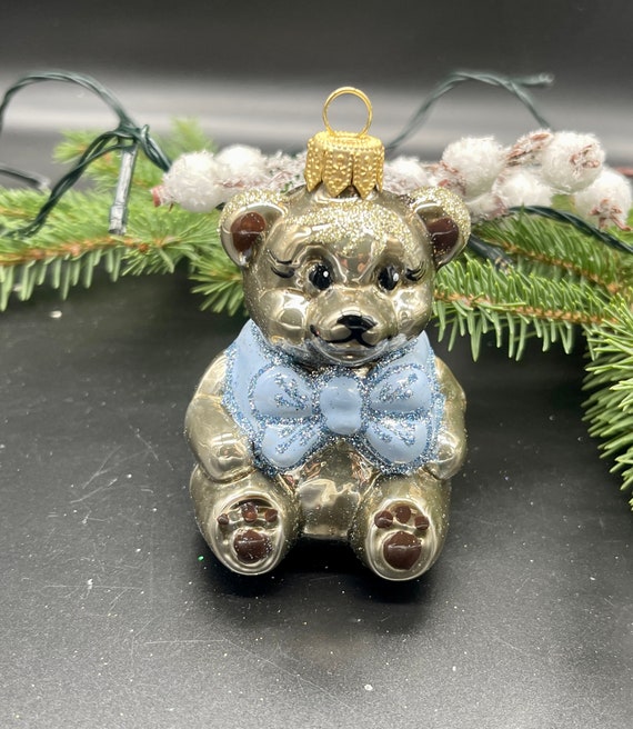 青いリボンのついた小さなクマのクリスマスガラスオーナメント、吹き