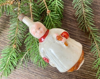 おもちゃを持った小さな女の子 1950年代のクリスマスガラス