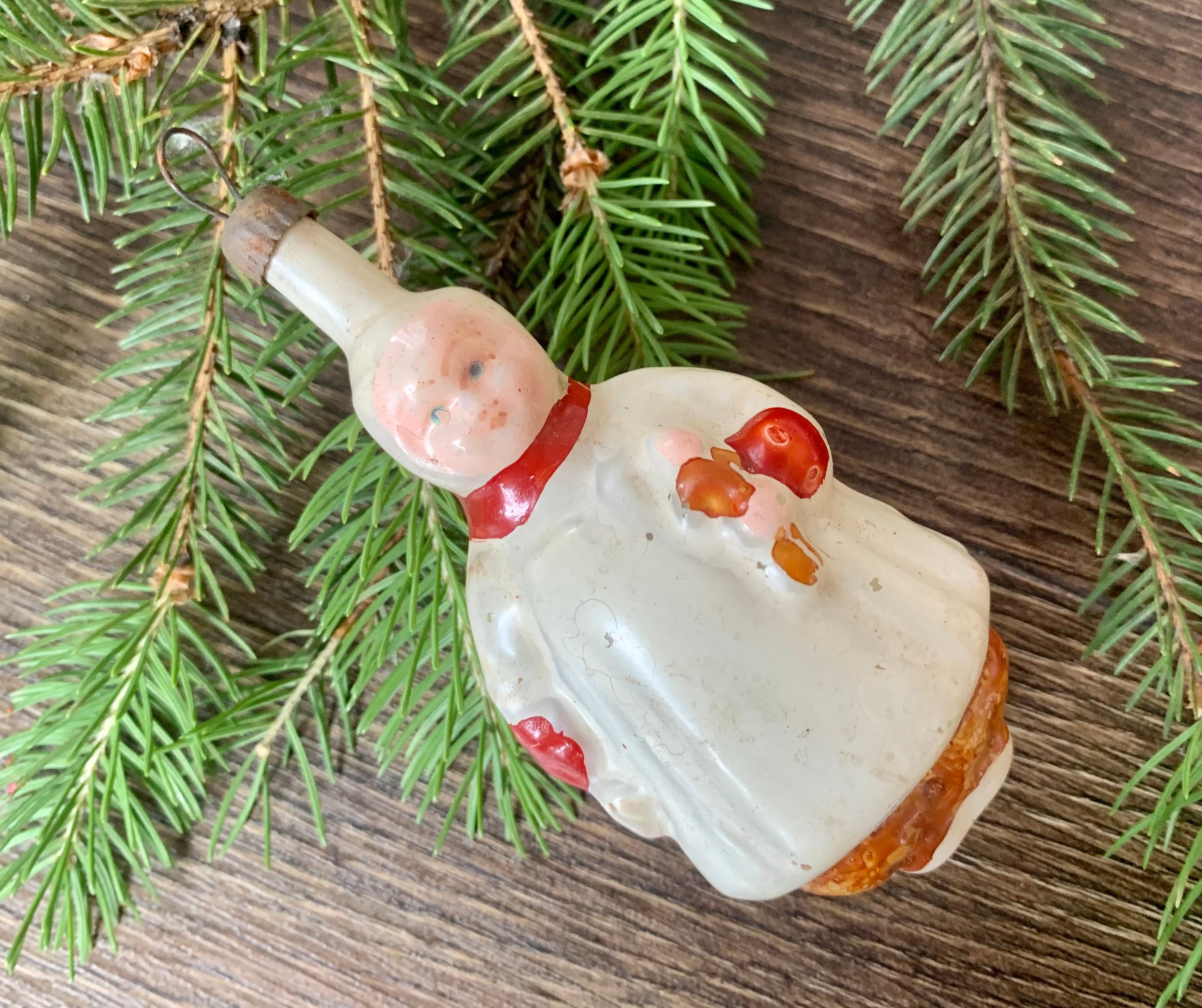 おもちゃを持った小さな女の子 1950年代のクリスマスガラス