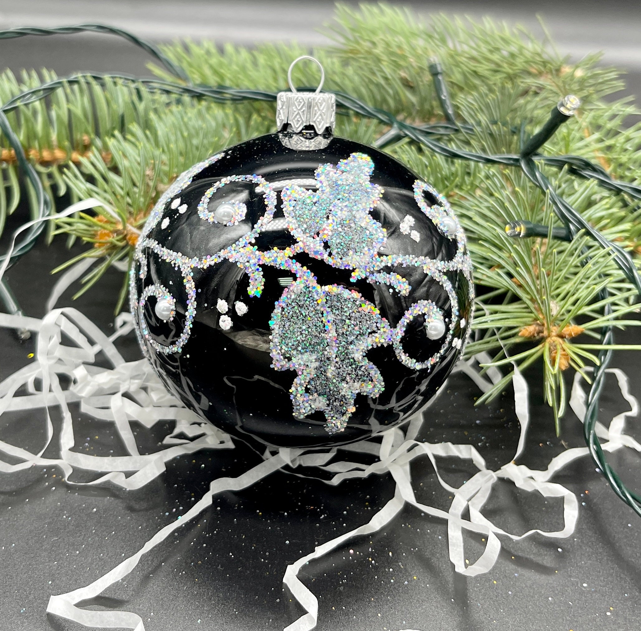 黒と葉の手描きクリスマスガラスオーナメント、手作りクリスマスツリー