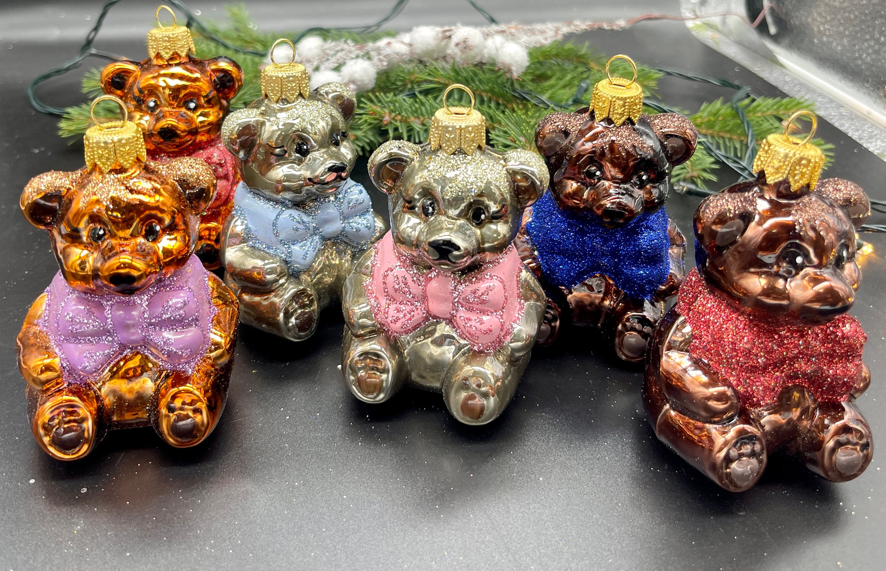 8匹のクマとリボンのガラス製クリスマスオーナメント、手描きの