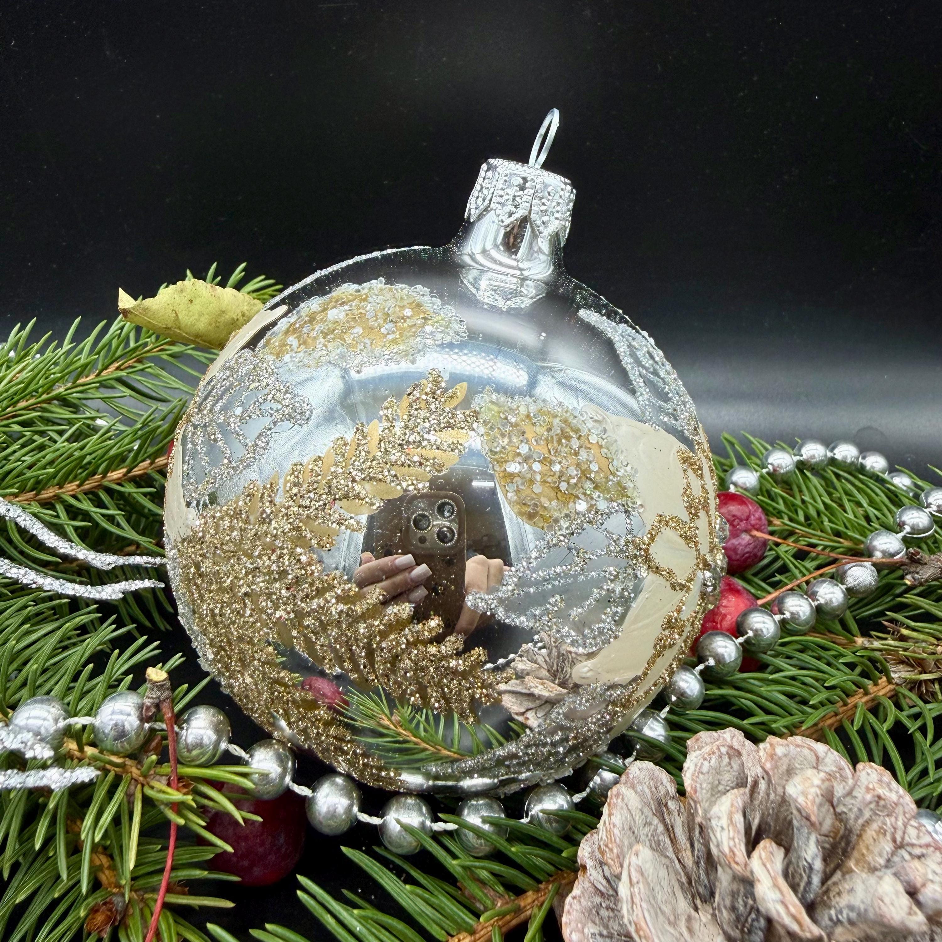 シルバーの模様入り手描きクリスマスガラスオーナメント、手作りガラス