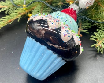 カップケーキのクリスマスガラスオーナメント、吹きガラスのクリスマス