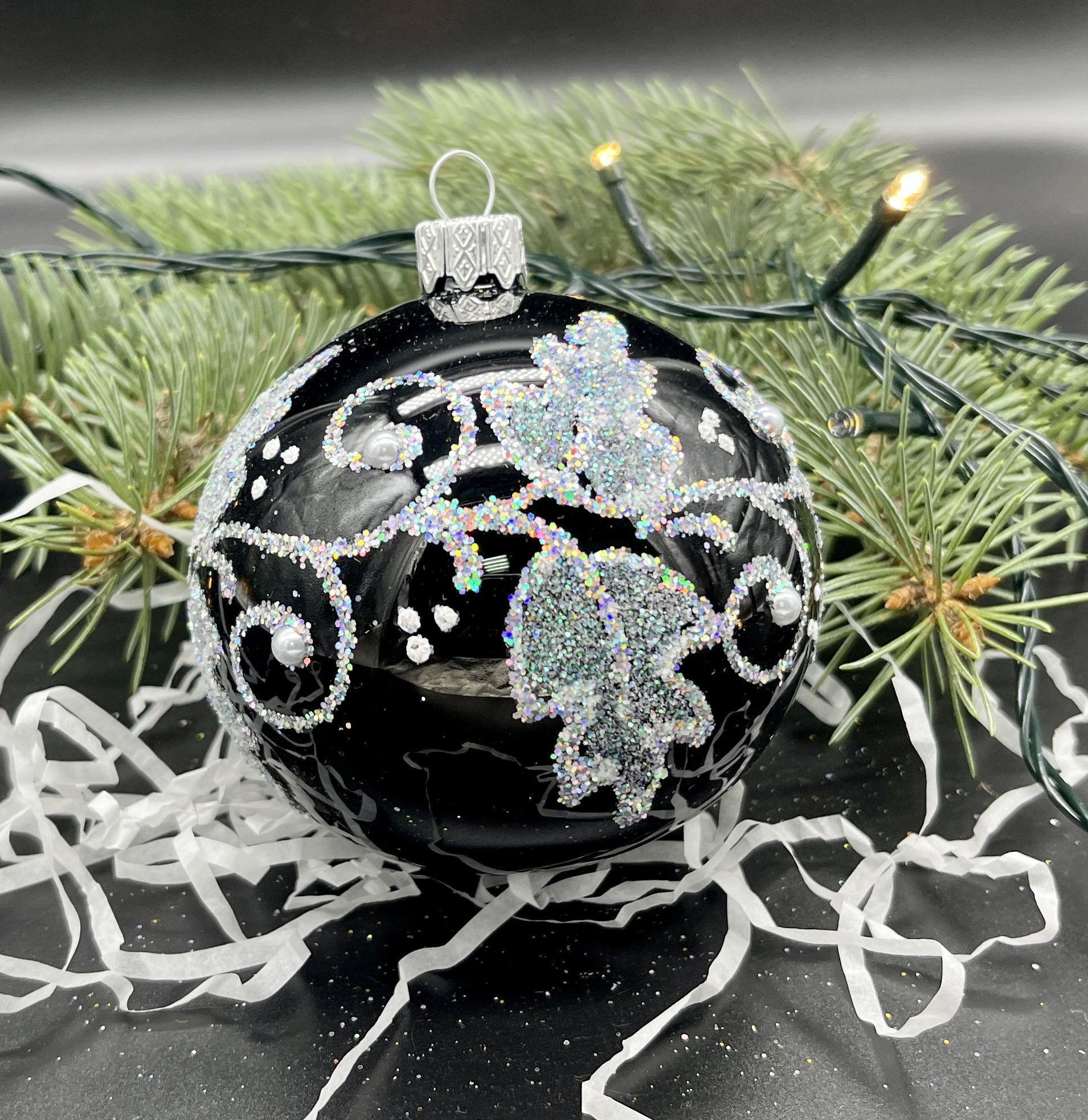 黒と葉の手描きクリスマスガラスオーナメント、手作りクリスマスツリー