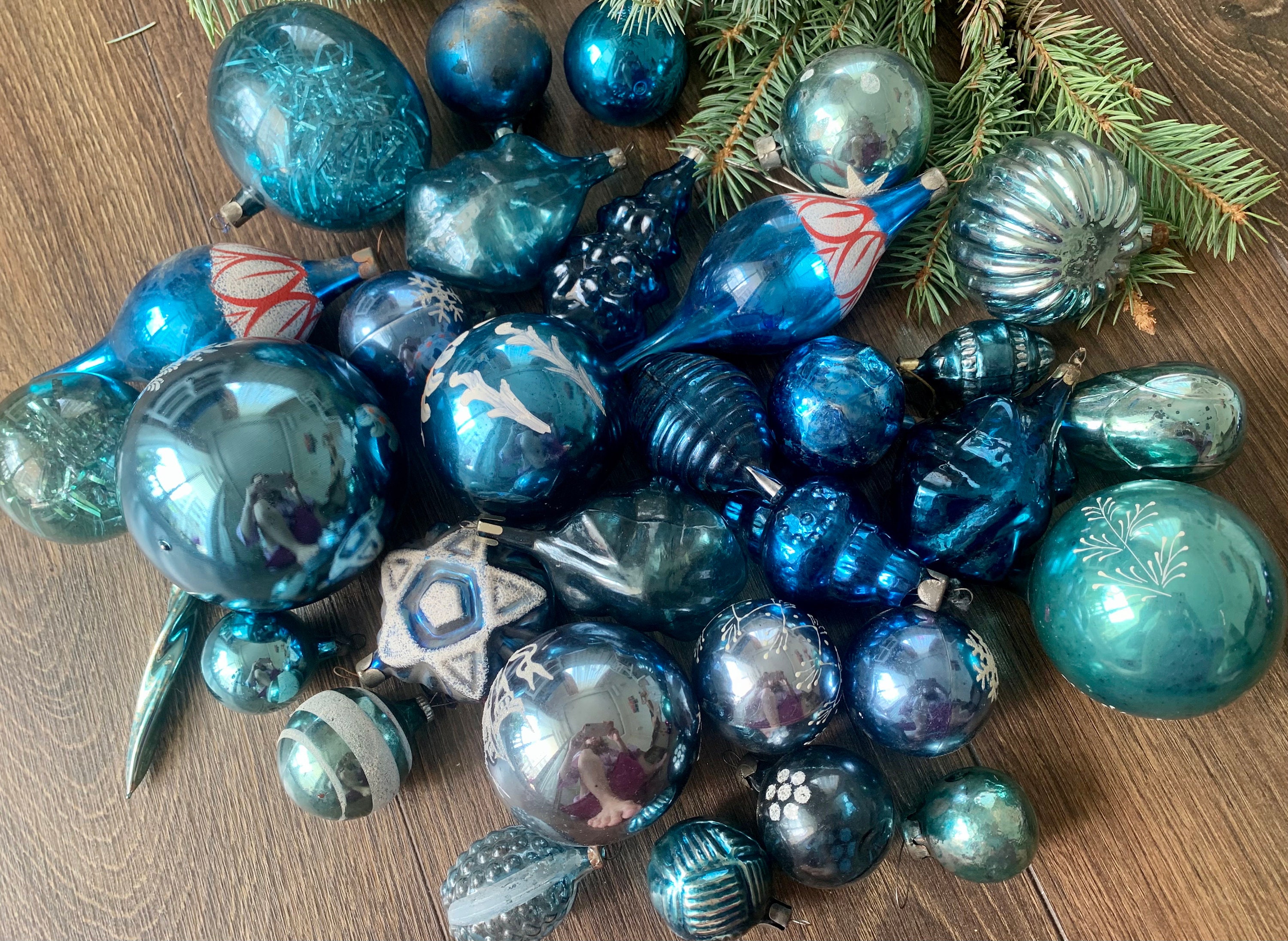 30 種類の淡いブルーのガラス製装飾品、1950 年代のソビエト