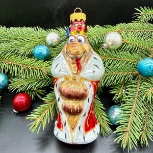 Kunglig ormglasjuldekoration – Handmålad kobra i ceremoniell mantel