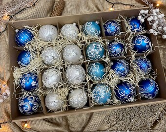 24個のガラス製クリスマスボールオーナメント、青と白の手描き