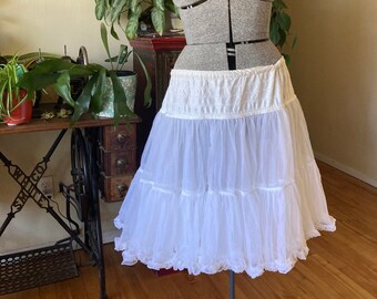 Gorgeous 1950s Vintage Fantasia White Ruffled Nylon Petticoat / Underskirt - One Size Fits All