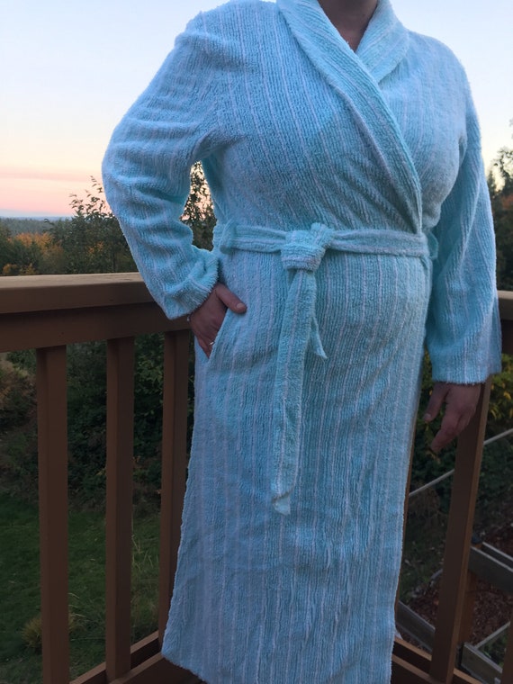 Vintage SUZY Aqua and White Chenille ROBE - Plush
