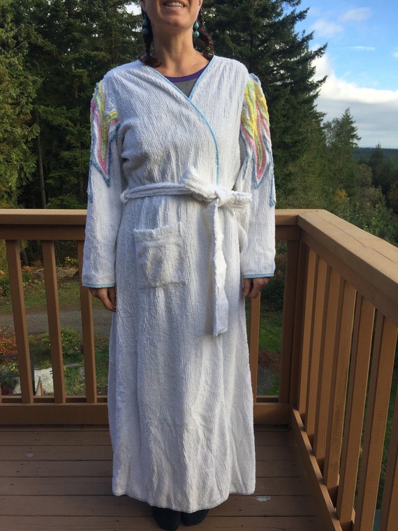 Pretty Vintage Old Hollywood Chenille ROBE - White