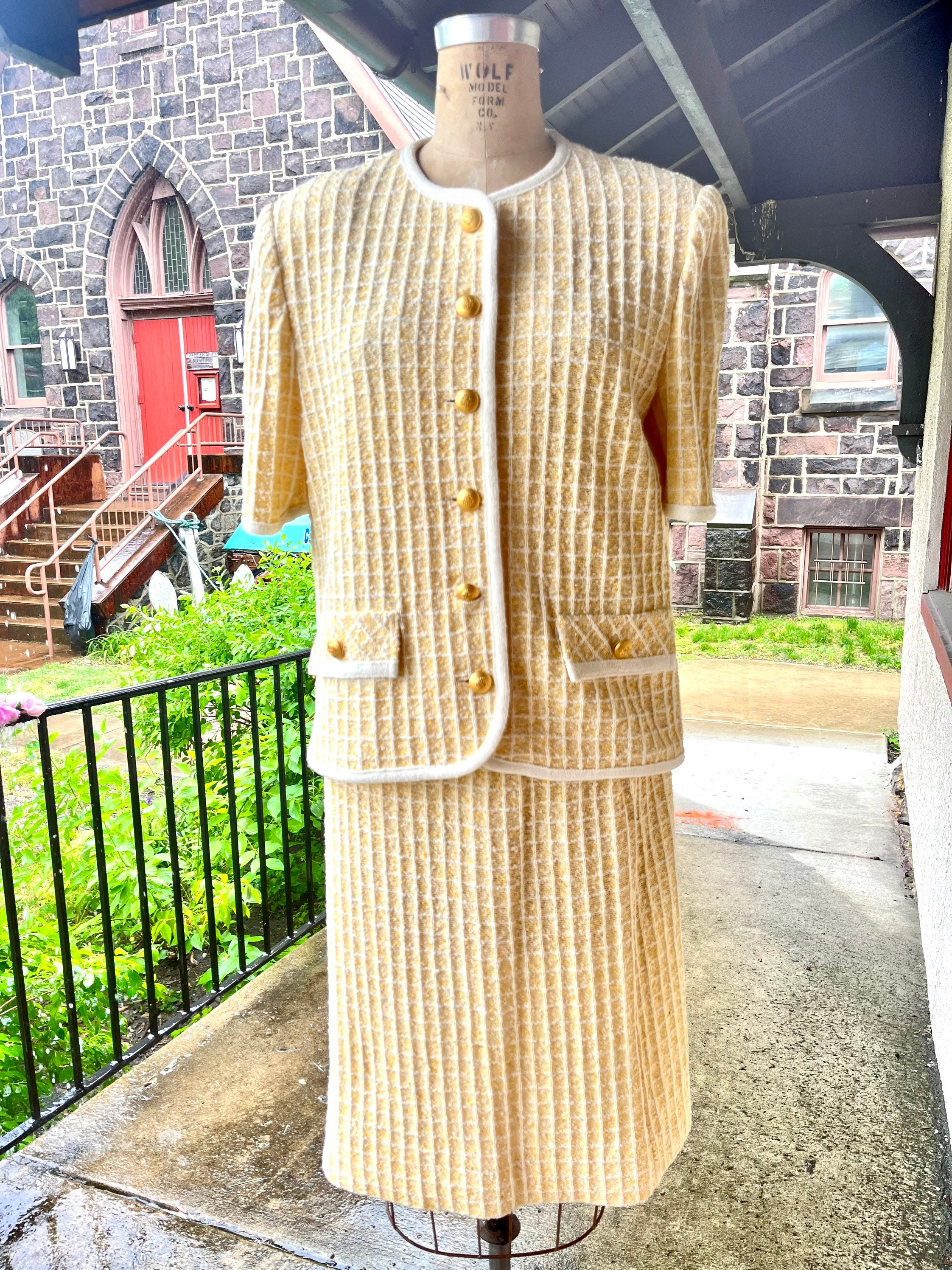 Chi tiết với hơn 65 về chanel vintage suit cdgdbentre.edu.vn