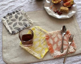 Ensemble de 2 sous-verres en lin faits à la main avec glands, petits sous-verres carrés matelassés, doubles côtés utilisez un napperon en lin double couche durable