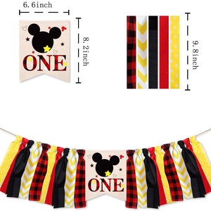 Puede incluir: Una pancarta de primer cumplea&ntilde;os con tem&aacute;tica de Mickey Mouse con cuadros rojos y negros de b&uacute;falo, chevron amarillo, lunares rojos y cinta negra. La pancarta incluye una gran cabeza de Mickey Mouse con la palabra "ONE" en letras rojas y negras. La pancarta mide 15,2 cm de alto y 20,8 cm de ancho.