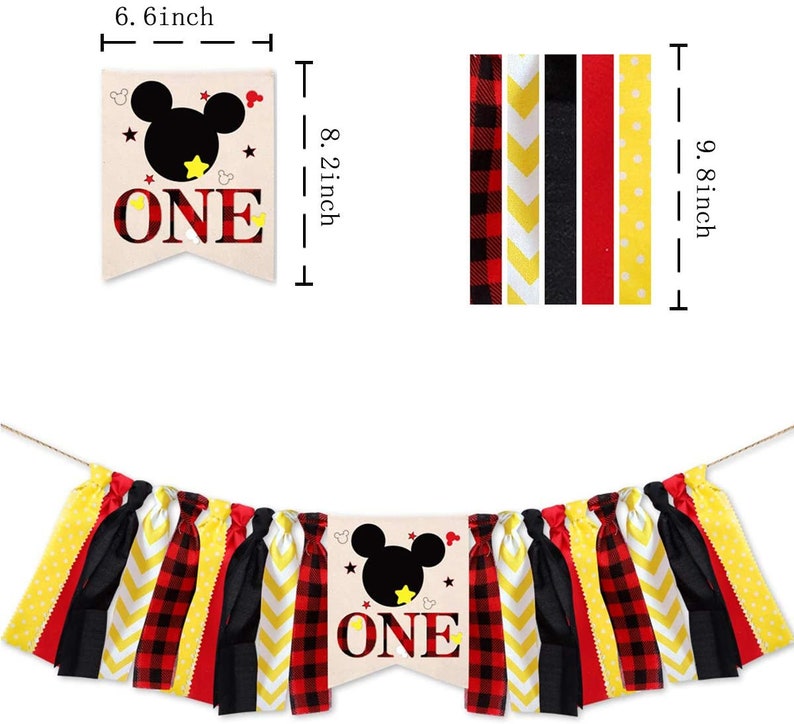 Puede incluir: Una pancarta de primer cumplea&ntilde;os con tem&aacute;tica de Mickey Mouse con cuadros rojos y negros de b&uacute;falo, chevron amarillo, lunares rojos y cinta negra. La pancarta incluye una gran cabeza de Mickey Mouse con la palabra "ONE" en letras rojas y negras. La pancarta mide 15,2 cm de alto y 20,8 cm de ancho.