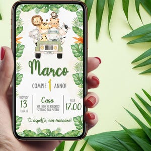 Può includere: Un invito digitale visualizzato su uno schermo di smartphone con un'illustrazione ad acquerello di animali safari su una jeep verde. Il testo recita Marco, COMPI 1 ANNO, GIOVEDI 13 LUGLIO, Casa, VIA. NON MI RICORDO, SETTIMO SAN PIETRO, ALLE 17.00, ti aspetto, non mancare!