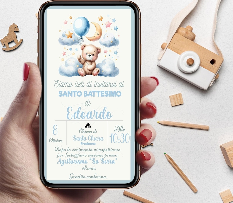 Invito digitale battesimo Orsetto con palloncini azzurri e pesca, personalizzato per WhatsApp