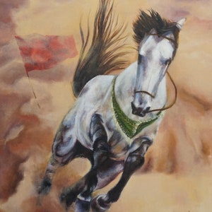 Puede incluir: Un caballo blanco con una crin y cola negras corre a través de un paisaje polvoriento. El caballo lleva una brida verde y dorada y una bandera roja ondea al viento detrás de él.