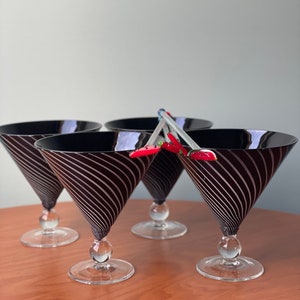 4 verres à martini, articles de bar du milieu du siècle, verres à cocktail vintage, cadeau pour elle, cadeau pour lui, chariot de bar mcm, verres noirs et blancs, mcm, image 1