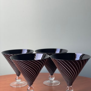 4 verres à martini, articles de bar du milieu du siècle, verres à cocktail vintage, cadeau pour elle, cadeau pour lui, chariot de bar mcm, verres noirs et blancs, mcm, image 3