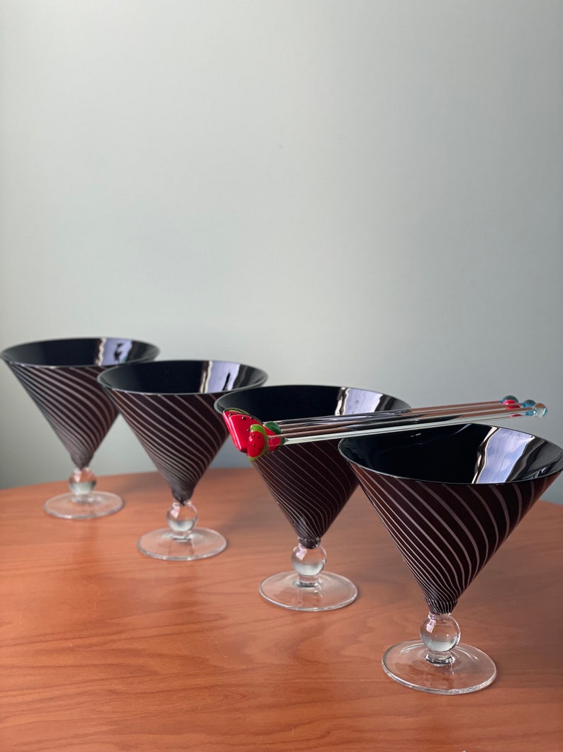 4 verres à martini, articles de bar du milieu du siècle, verres à cocktail vintage, cadeau pour elle, cadeau pour lui, chariot de bar mcm, verres noirs et blancs, mcm, image 2