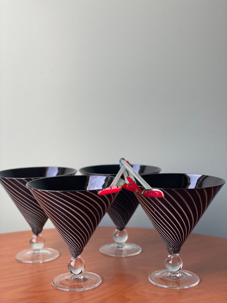 4 verres à martini, articles de bar du milieu du siècle, verres à cocktail vintage, cadeau pour elle, cadeau pour lui, chariot de bar mcm, verres noirs et blancs, mcm, image 1