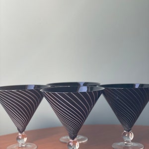 4 verres à martini, articles de bar du milieu du siècle, verres à cocktail vintage, cadeau pour elle, cadeau pour lui, chariot de bar mcm, verres noirs et blancs, mcm, image 7