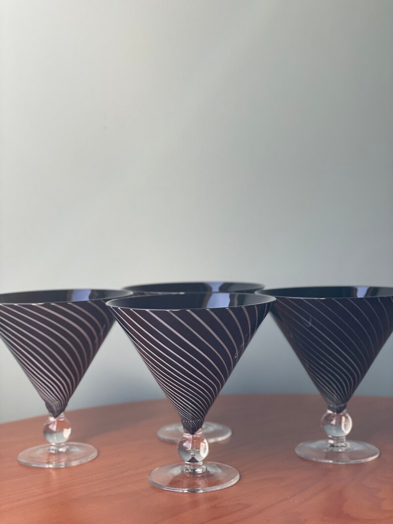 4 verres à martini, articles de bar du milieu du siècle, verres à cocktail vintage, cadeau pour elle, cadeau pour lui, chariot de bar mcm, verres noirs et blancs, mcm, image 7