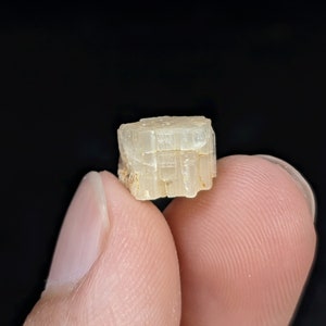 Pequeño cristal de berilonita con terminación natural (mineral raro de fosfato de berilio y sodio) de Skardu Pakistán.