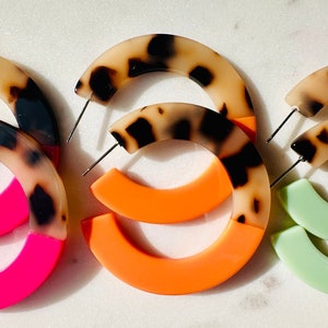 New Colour Tangerine Orange & Leopard Tortoiseshell Statement Lightweight Resin Hoop Earrings // bright pink, sage green, animal print zdjęcie 1