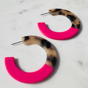 Bright Pink & Leopard Tortoiseshell Statement Lightweight Resin Hoop Earrings //coloured hoops, tangerine orange, sage green,