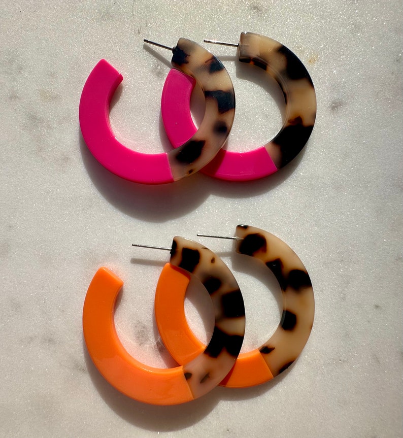 Nouvelle couleur orange mandarine et boucles d'oreilles créoles légères en résine écaille de tortue léopard tendance // rose vif, vert sauge, imprimé animal Orange + Pink